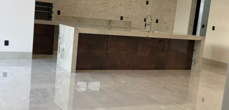 Casa Alto Padrão – 5 Suítes e Elevador